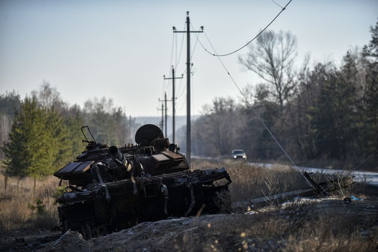 Een uitgebrande tank langs een weg in de provincie Donetsk. Beeld ANP / EPA