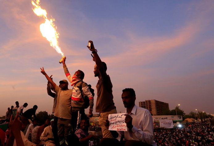 De Soedanese protesten houden nog steeds aan, de demonstranten eisen een volledig nieuwe regering.