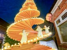 Herman uit Ootmarsum maakte een kerstboom van 130 plankjes, voor zijn partner Carla