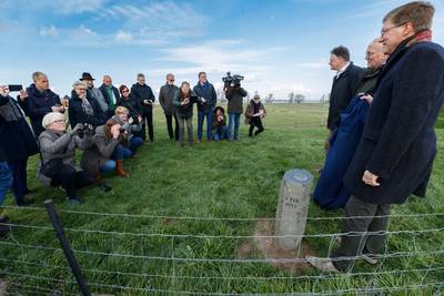 Markeringspaaltje bij Willemstad onthuld: opdat we de Watersnoodramp nooit vergeten
