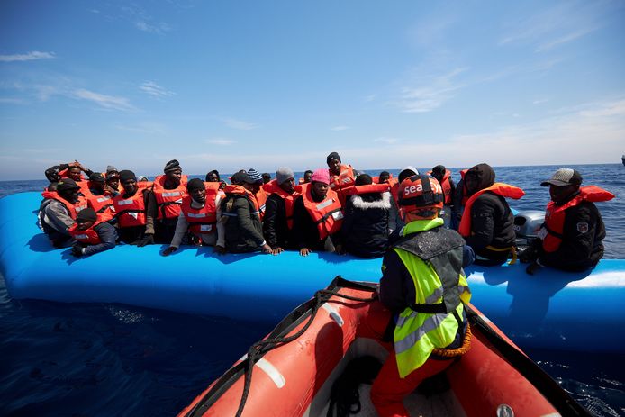Een reddingssloep van Sea Watch vaart tot aan een opblaasboot met vluchtelingen op de Middellandse Zee. Foto uit april 2019.