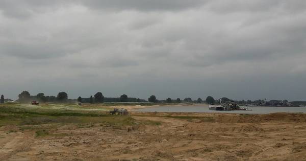 Nederzand pakt drijfvuil in de Maas aan | Oss eo - BD.nl