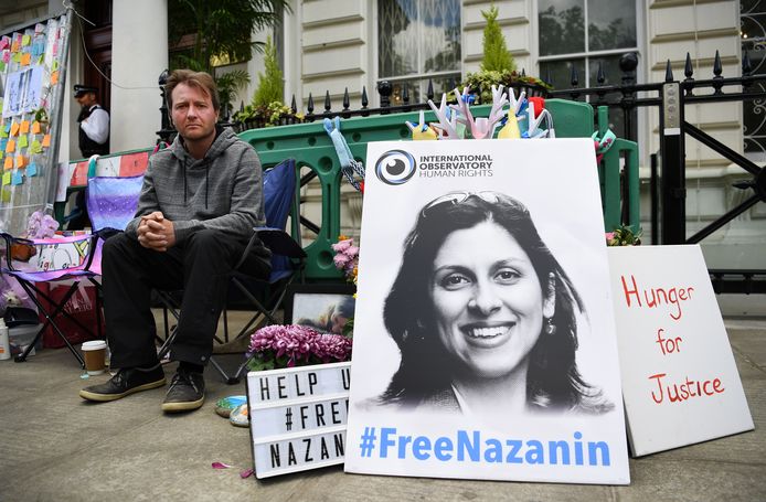 Richard Ratcliffe, de echtgenoot van Nazanin Zaghari-Ratcliffe demonstreert voor de vrijlating van zijn vrouw bij de Iraanse ambassade in Londen.