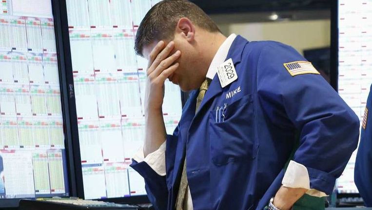 Een handelaar op de beurs van New York. Beeld reuters
