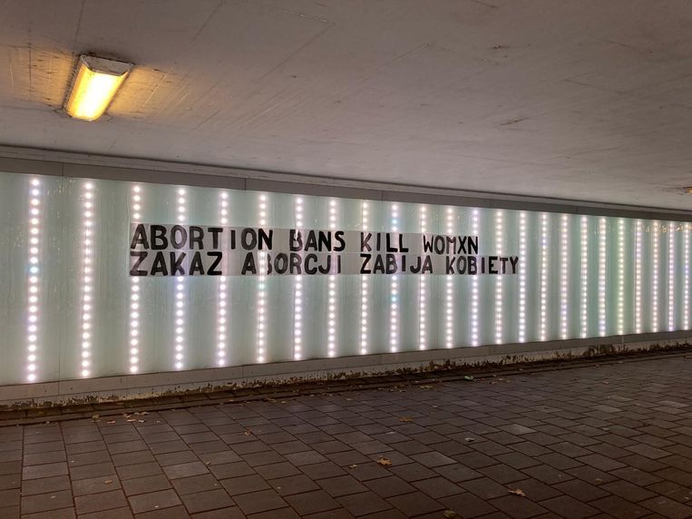 Ook onder het viaduct bij de Wibautstraat vindt het protest zijn weerklank: 'Abortion bans kill women'. Beeld Het Parool