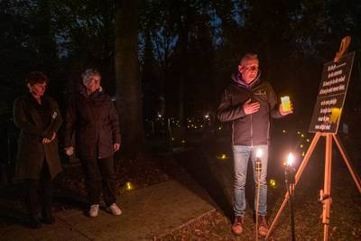 Troost vinden bij elkaar tijdens herinneringswandeling over begraafplaats in 't Harde: ‘We zijn niet