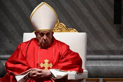 Paus Franciscus zegt op laatste moment deelname aan traditionele Kruisweg af
