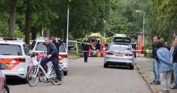 Man overleden na steekpartij in Fries dorp, ander zwaargewond.