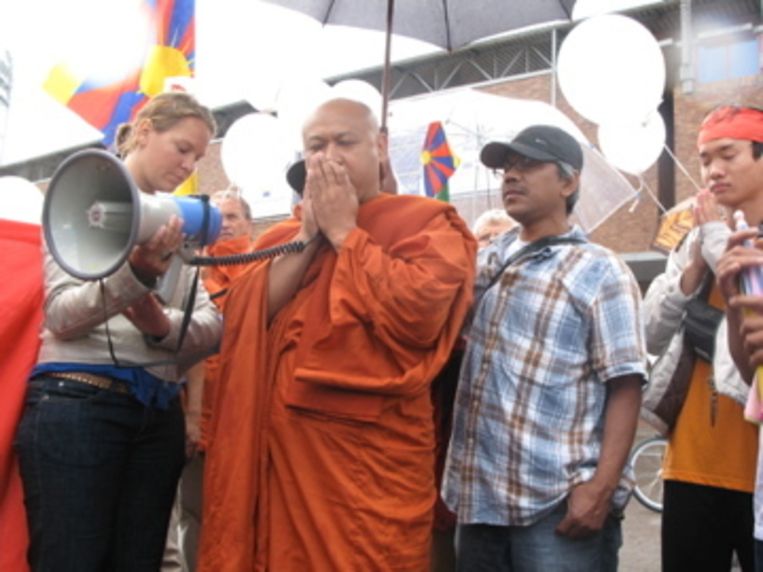 Een monnik bidt voordat de manifestatie van start gaat. Foto Edsie Engelgeer Beeld 
