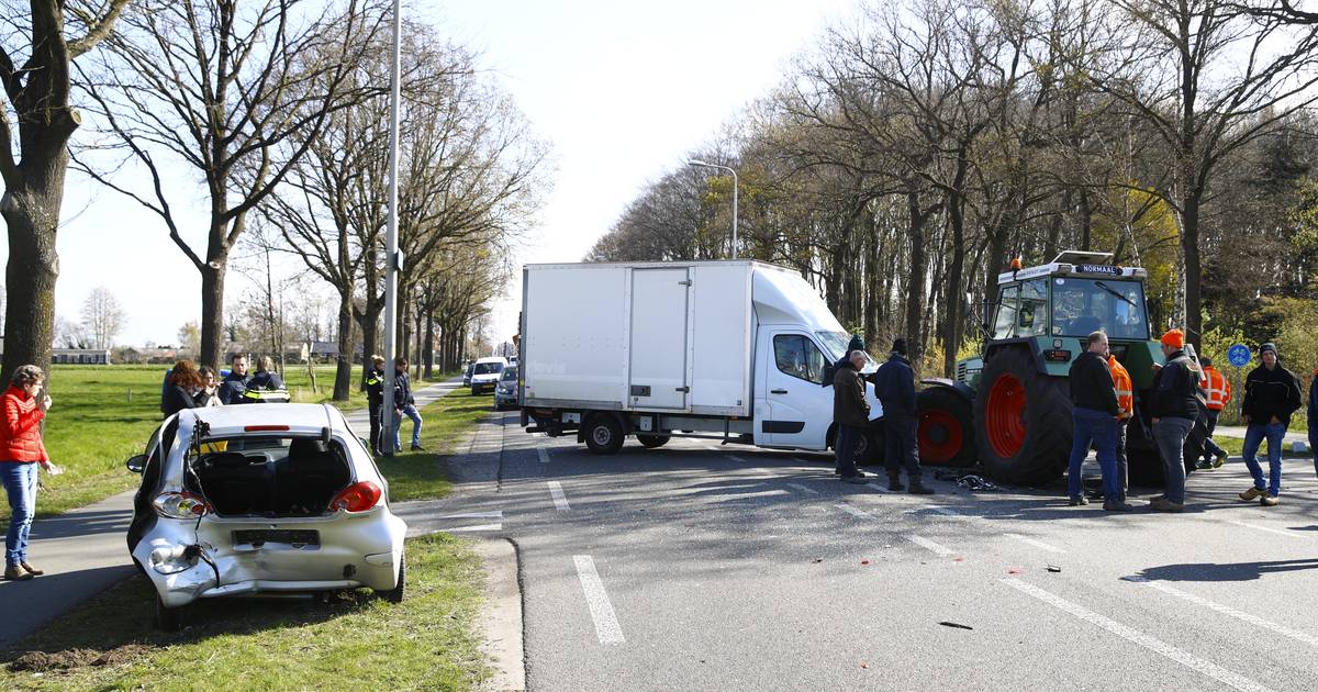 Zuiderzeestraatweg dicht na frontale botsing vrachtwagentje op tractor bij Oldenbroek.