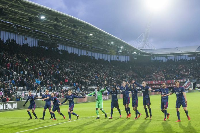 Spelers Ajax vieren overwinning