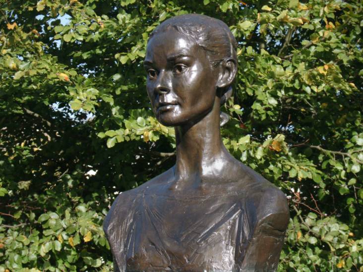 De Arnhemse die wereldberoemd werd via de film ‘My Fair Lady’ heeft nu haar eigen buste en zelfs een plein