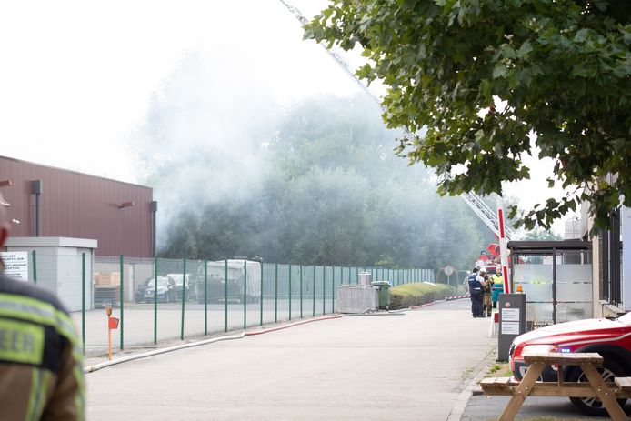 De brandstichting aan de twee Piranha's van het Belgisch leger bij OIP in Oudenaarde verspreidde zondagochtend al snel een grote rookwolk.