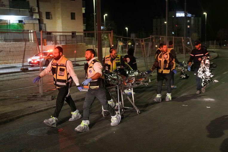 Hulpdiensten evacueren een slachtoffer van de schietpartij.  Beeld AP