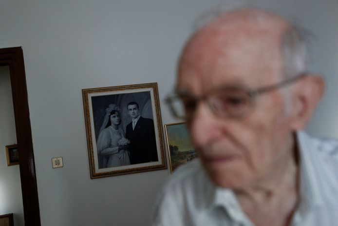 Giuseppe Paterno devant une photo de son mariage avec Stefana Battaglia. Elle est décédée en 2006.