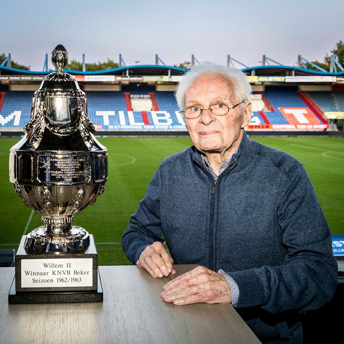 Frits Louer in augustus van dit jaar met de replica van de beker die hij als speler won in 1963.