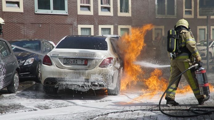 De Mercedes C 63 AMG S stond al in lichterlaaie toen de brandweer gisteren arriveerde. De peperdure bolide werd op klaarlichte dag in brand gestoken.
