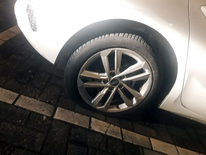 Het voorbije weekend had een vandaal op twee locaties, aan een carpool-parking langs de Mechelsesteenweg en de abdij Keizersberg, al de banden van een hele reeks geparkeerde voertuigen platgestoken.