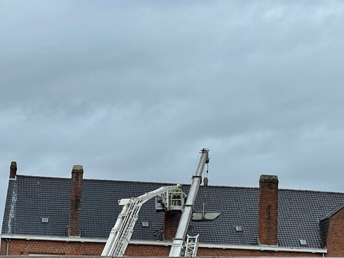 De brandweer brak de wankele schoorsteen op het dak van de Centrumschool af.