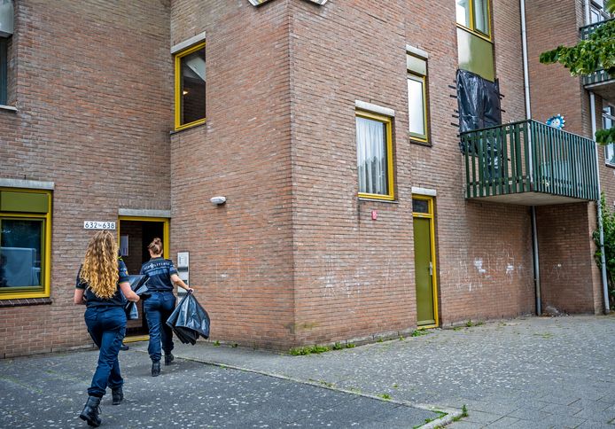 Er werd uitgebreid onderzoek opgezet aan de Rotterdamse Zevenkampse Ring, waar de koffermoord werd gepleegd.