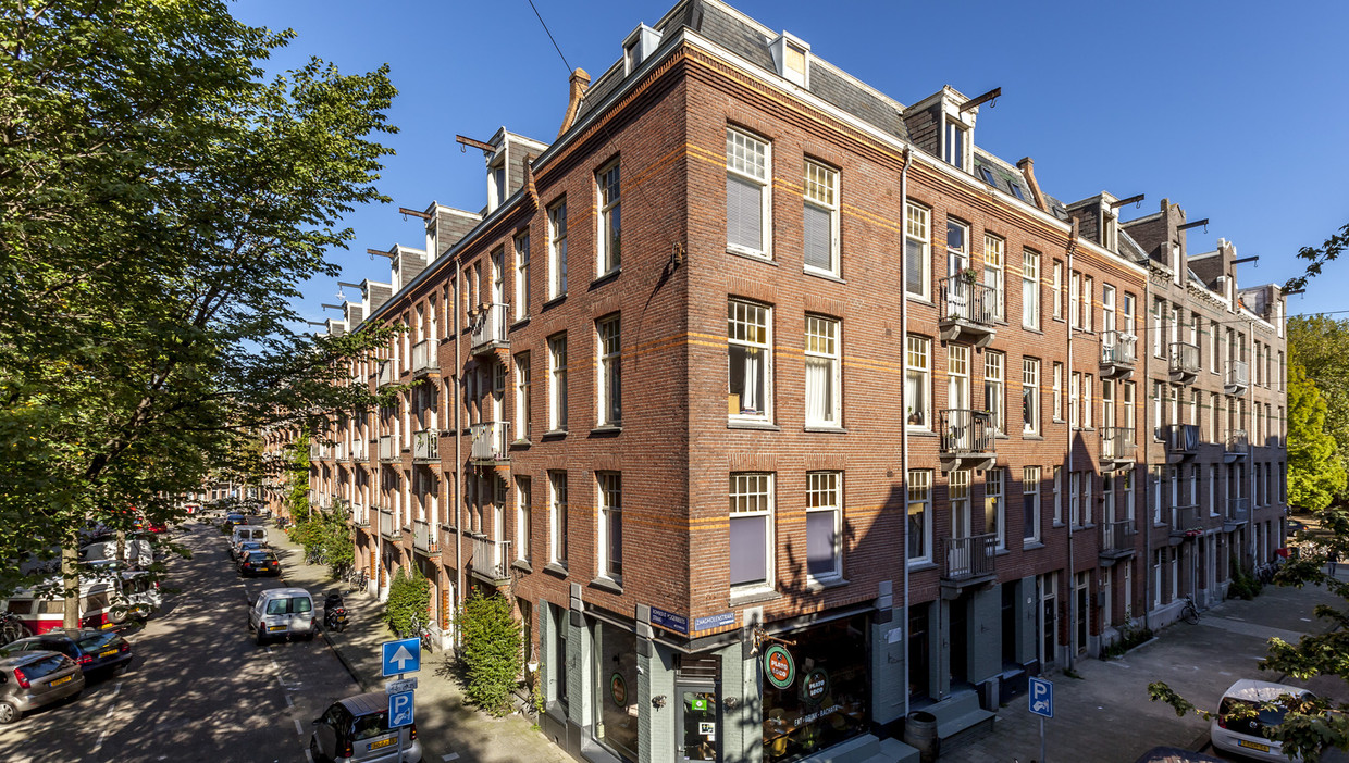 De hoek van de Zaagmolenstraat en de Rombout Hogerbeetsstraat in Amsterdam, waar de Nederlandse investeringsmaatschappij Orange Capital en en de Amerikaanse pensioenbelegger Heitman al woningen hebben gekocht van woningcorporaties. Beeld  