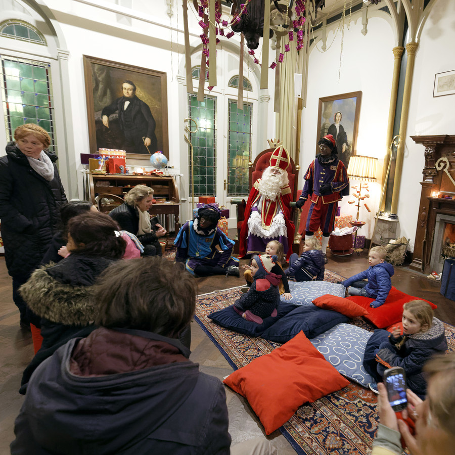 Sinterklaas op bezoek in kasteel Stapelen in 2017.
