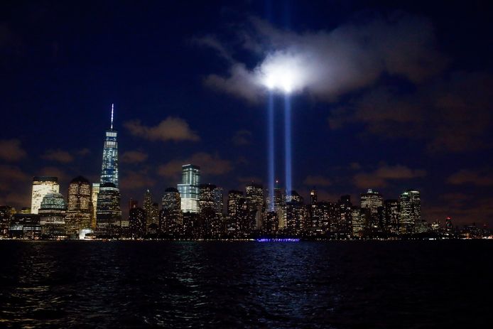 De ‘Tribute in Light’: twee lichtbakens die doen denken aan de WTC-torens in de skyline van Manhattan.