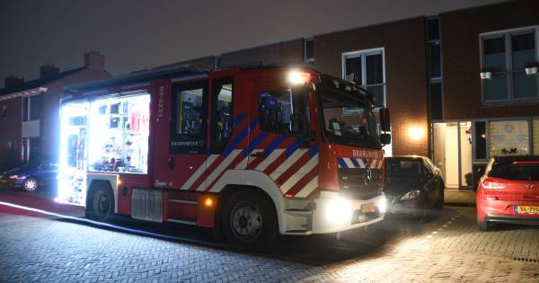 Brandweer bevrijdt kind uit bed in Woerden.