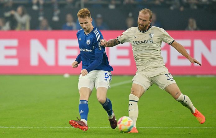 Sepp van den Berg namens Schalke 04 in duel met Philipp Hofmann van VfL Bochum