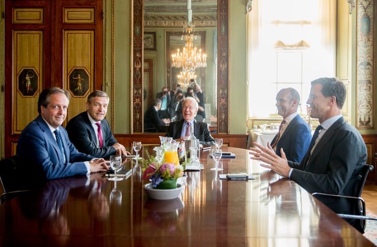Eind juni 2017: informateur Tjeenk Willink ontvangt Mark Rutte ( VVD ), Sybrand van Haersma Buma ( CDA ), Alexander Pechtold ( D66 ) en Gert-Jan Segers ( CU ) in de Stadhouderskamer in de Tweede Kamer.  Beeld ANP