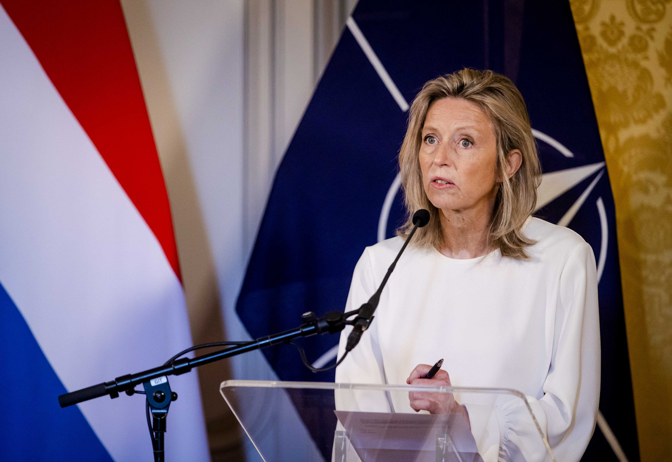 Minister Kajsa Ollongren (Defensie) staat de pers te woord na afloop van een ontmoeting op het Johan de Witthuis.