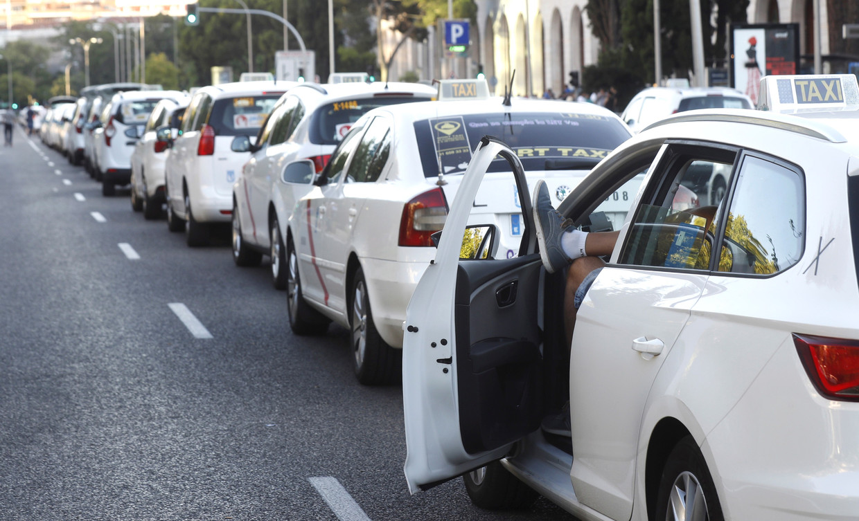 Taxi­chauffeurs ­blokkeren een grote laan in Madrid. Er is geen ­doorkomen aan. Beeld EPA