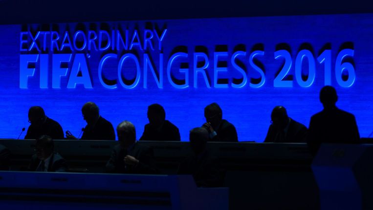 Silhouetten van FIFA-leden tijdens de opening van het congres Beeld afp