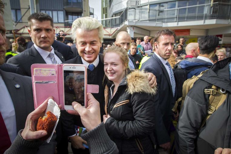 Geert Wilders gaat op de foto met een jonge vrouw. Beeld ANP