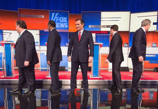 De deelnemers aan het Fox-debat lopen naar hun spreekgestoelte: Chris Christy, Ben Carson, Ted Cruz, Marco Rubio en Jeb Bush.