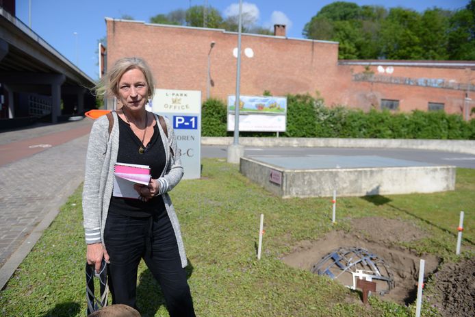 Experimentele kunstroute in Leuven. Ine Lammers bij het werk ‘inbedding’ van Jos Jacobs.