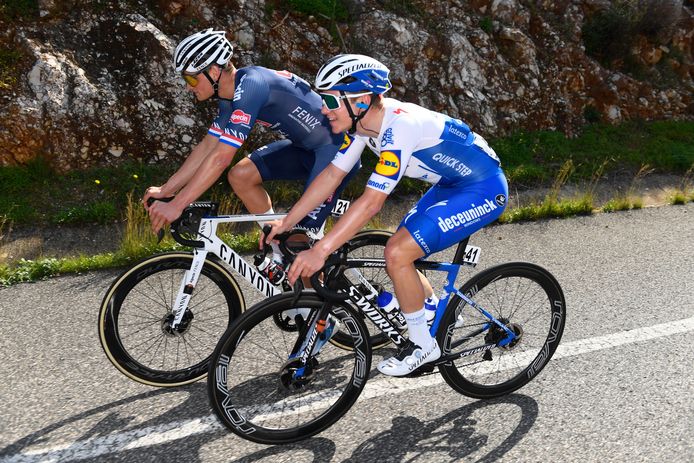 De twee vedetten van de 46ste Ronde van de Algarve broederlijk naast elkaar: Mathieu van der Poel en Remco Evenepoel.