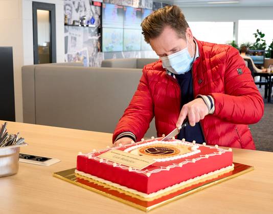 Roger Van Damme kwam in naam van Antwerp taart brengen naar de redactie van DPG Media. 
