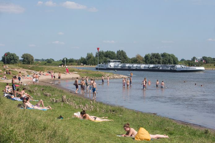 ter illustratie: drukte op een strand in Wageningen.