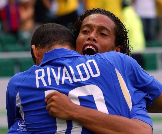 Ronaldinho omhelst Rivaldo.