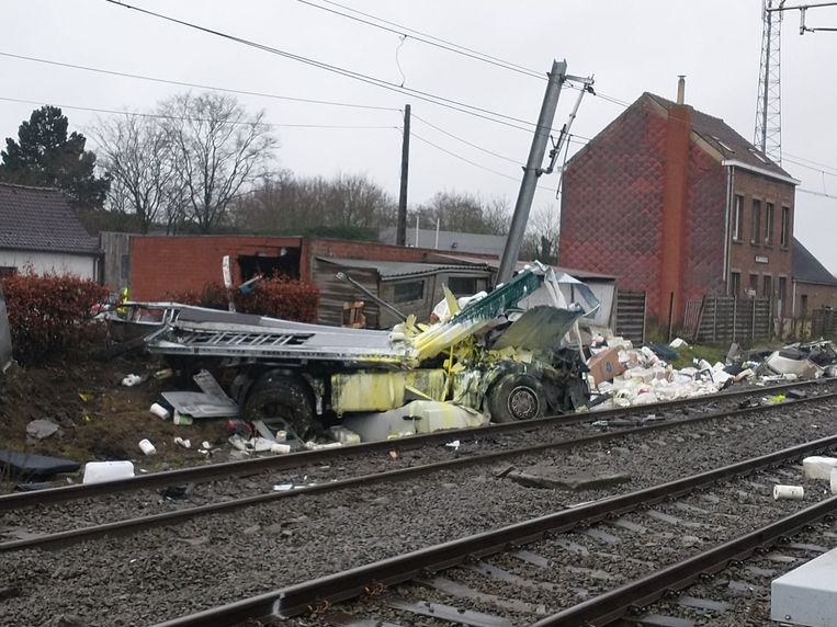 Aan een overweg in Ardooie is een vrachtwagen door een trein gegrepen. Beeld VHS