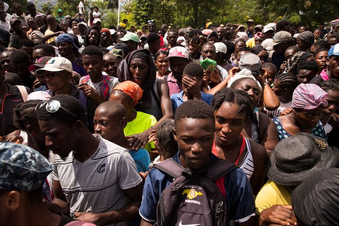 Grote groepen Haïtianen wachten in Camp Perrin op het uitdelen van voedsel en water in het kader van het Wereld Voedsel Programma.