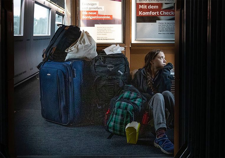 ‘Op reis door Duitsland in overvolle treinen’, schreef Greta Thunberg bij haar foto.   Beeld AP