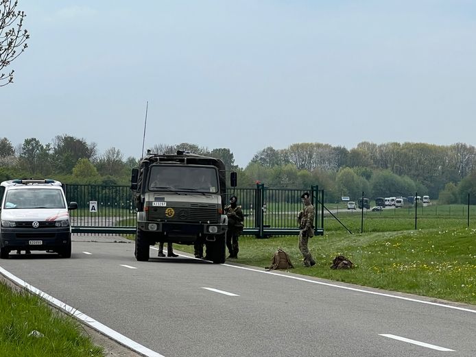 Militairen klaar voor sweeping in militair domein in Sint-Truiden