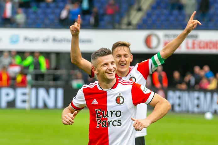 Bryan Linssen viert de zege op Go Ahead Eagles.
