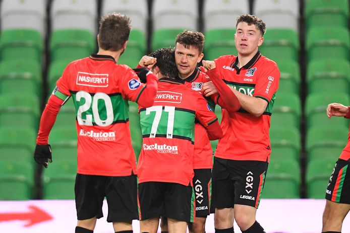 Mikkel Duelund wordt bejubeld.