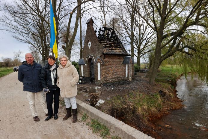Kapelmeesters André van Mierlo, Wendy Gehoel en Cora van den Burg bij de door brand zwaarbeschadigde Sint-Valentinuskapel in Westerhoven.