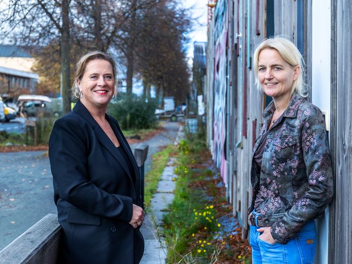 Martine Sluijs (links) en Martine de Vaan bij het Werkspoorpad aan de Vlampijpstraat .