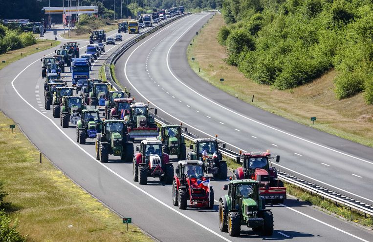 Boeren vertrekken via de A1 na afloop van protest tegen de stikstofmaatregelen.  Beeld ANP