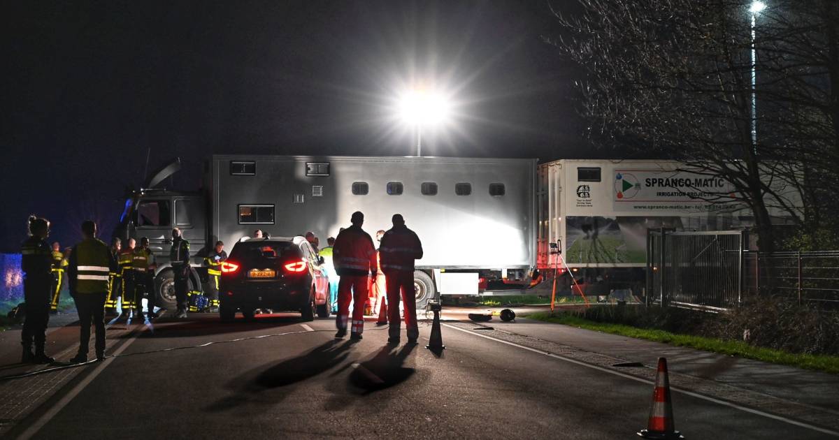 Motorrijder en passagier overleden bij ernstige botsing met vrachtwagen in Brabant.
